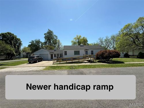 310 W Spring St, Staunton, IL, 62088-1842 | Card Image