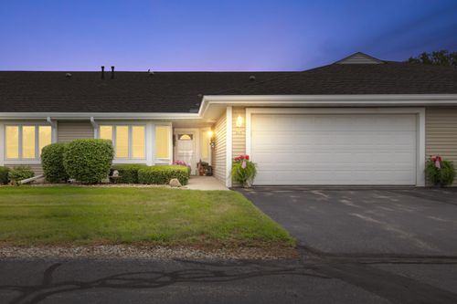 315 Hartford Sq, Hartford, WI, 53027-1977 | Card Image