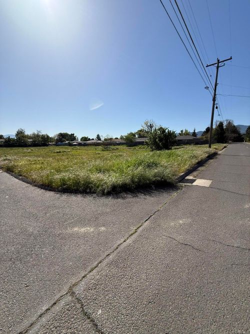 1479 Orchard Home Dr, Medford, OR, 97501-3829 | Card Image