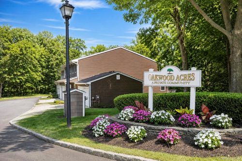 2 Pine St, Huntington, NY, 11743-4245 | Card Image