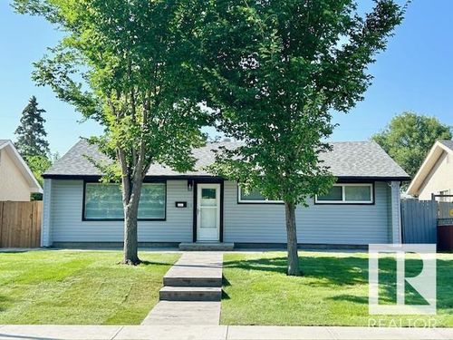 8811 130a Ave Nw, Edmonton, AB, T5E0V7 | Card Image