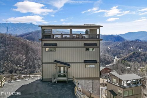 287 Laurel Oaks Way, Gatlinburg, TN, 37738-1407 | Card Image