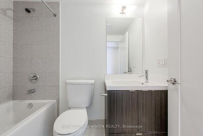 2104 - 10 York St, Condo with 2 bedrooms, 1 bathrooms and null parking in Toronto ON | Image 24