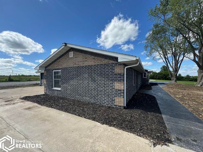 19229 Highway 5, Home with 4 bedrooms, 2 bathrooms and 2 parking in Centerville IA | Image 4