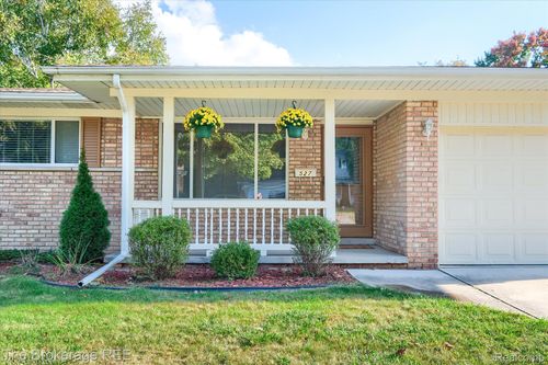 527 Amesbury Dr, Davison, MI, 48423-1761 | Card Image