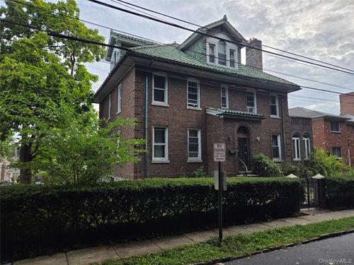 128 Parkway, Yonkers, NY, 10704-3915 | Card Image