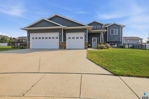 200 Morning Glory Cir, Brookings, SD, 57006-5582 | Card Image