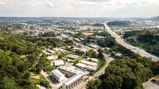 To the east, the glistening Tennessee River winds its way through the heart of the city, its waters reflecting the brilliance of the sun during the day and the city lights at night. The Pinnacle is just minutes from downtown Chattanooga. | Image 24