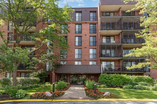 unit-314-123 Acacia Cir, Indian Head Park, IL, 60525-9096 | Card Image