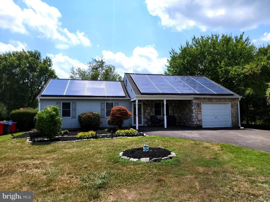 Estelle Ln, Warminster, PA 18974