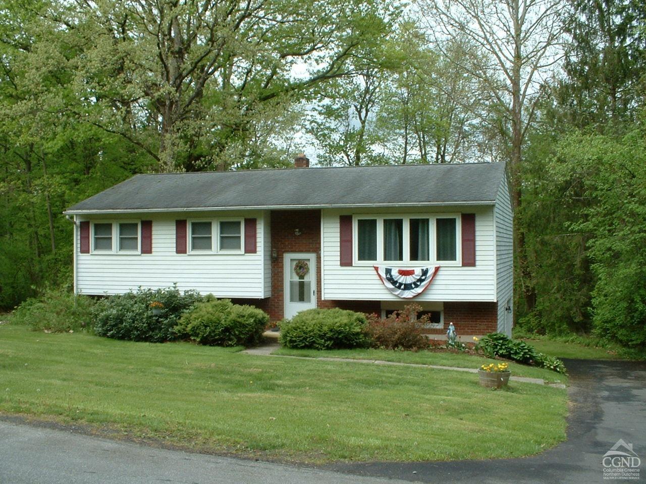 Oak Leaf Dr, Stuyvesant, NY 12173