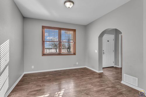 6036 Se Adams St, Topeka, KS, 66609-9422 | Card Image