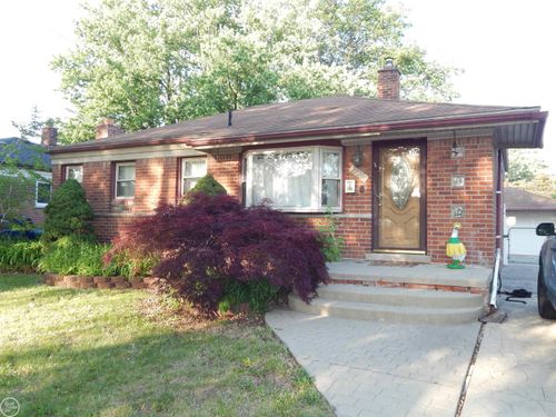 27200 Larchmont St, Saint Clair Shores, MI, 48081-3436 | Card Image