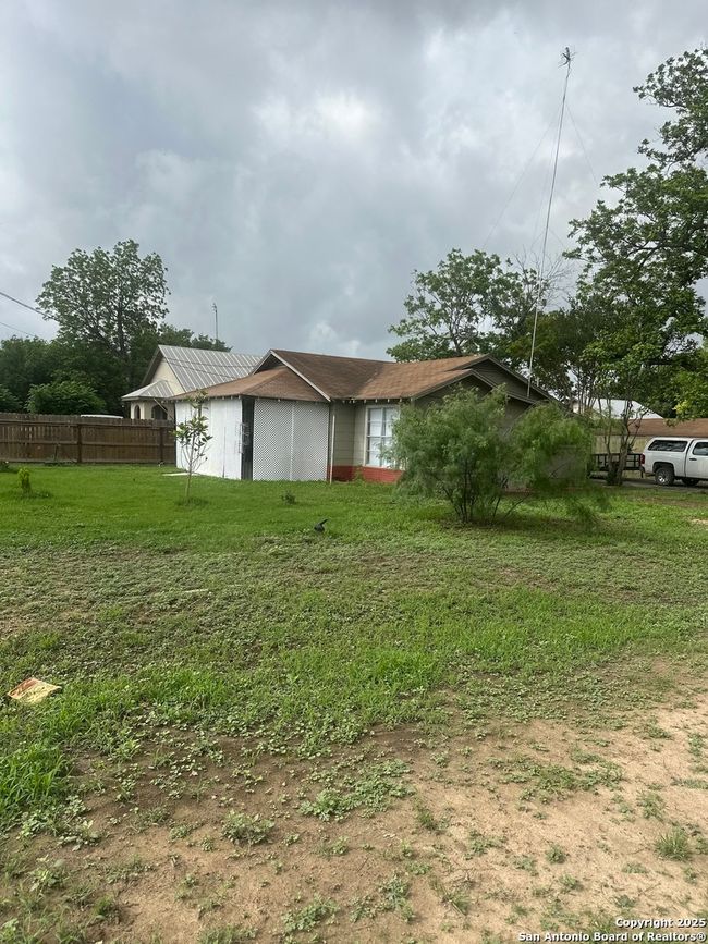 619 Pecan St, House other with 3 bedrooms, 1 bathrooms and null parking in Sabinal TX | Image 17