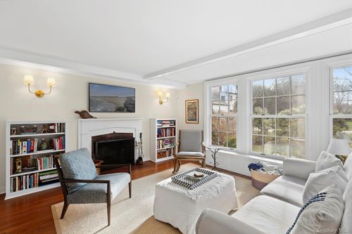 393 Hill St, Southampton, NY, 11968-5325 | Card Image