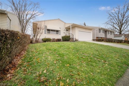15067 Rochelle Dr, Maple Heights, OH, 44137-4431 | Card Image