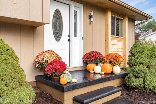 1365 Thistleridge Dr, Holly, MI, 48442-9605 | Card Image