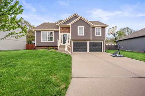 930 Nw Scenic Dr, Grain Valley, MO, 64029-7319 | Card Image