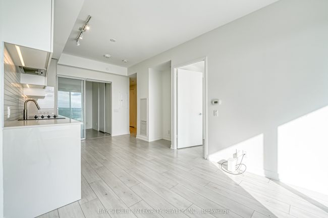 3205 - 5 Buttermill Ave, Condo with 2 bedrooms, 2 bathrooms and null parking in Vaughan ON | Image 10