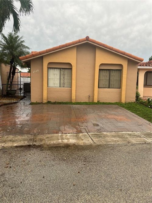 2528-2528 W 65th St, Hialeah, FL, 33016-4381 | Card Image