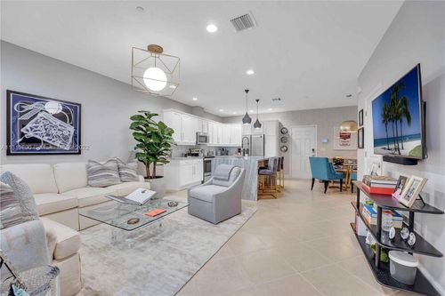 2957 St Thomas Dr, Hollywood, FL, 33024-8569 | Card Image