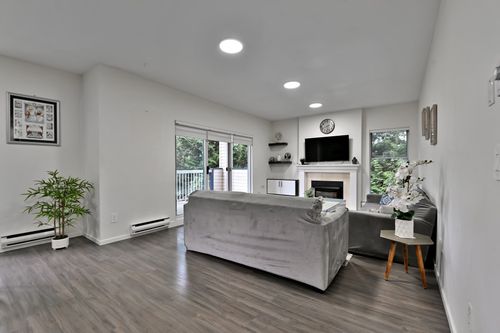 215-13918 72 Ave, Surrey, BC, V3W0T4 | Card Image