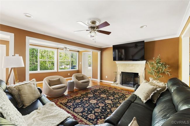 A large, light filled room! | Image 7