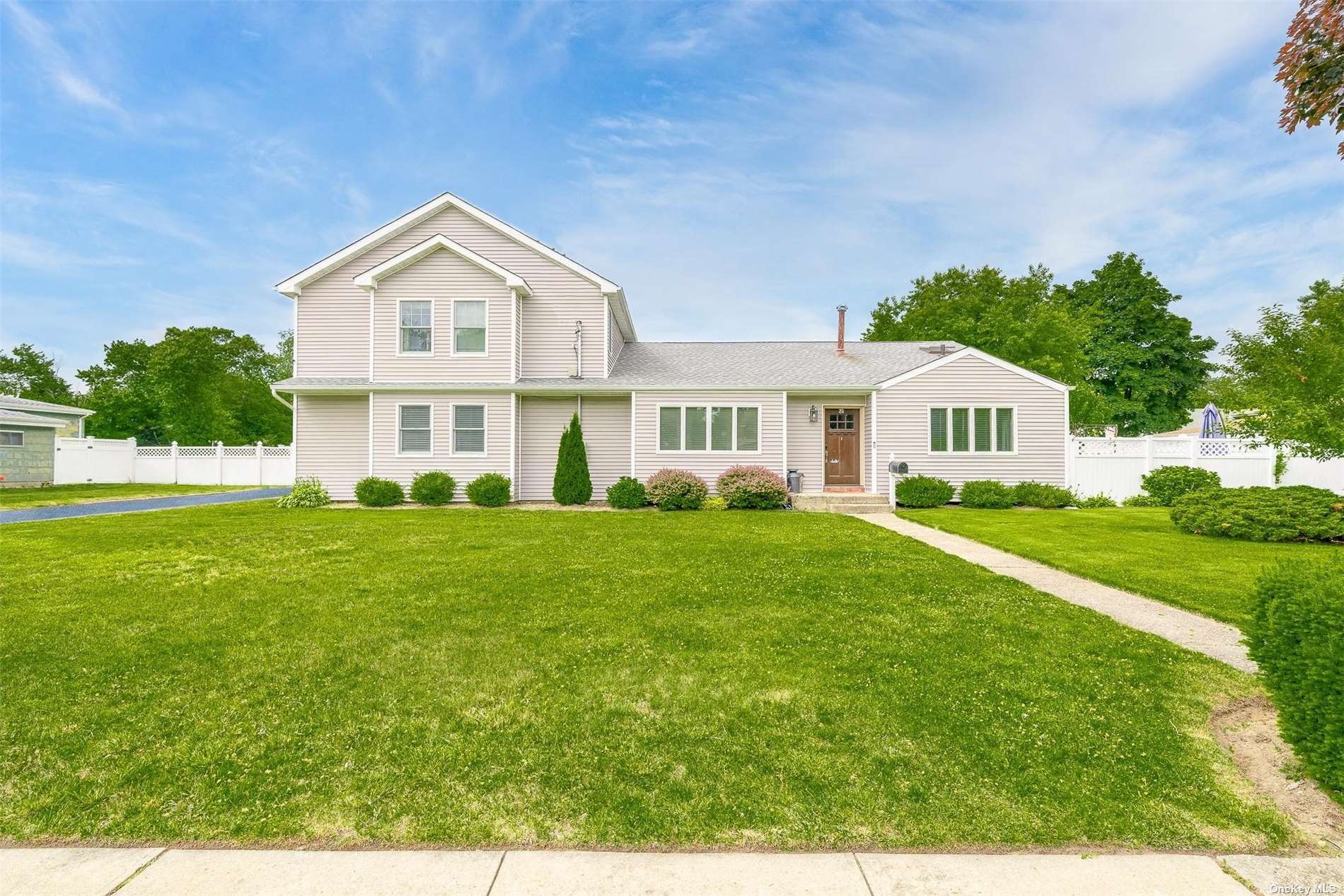 Strathmore Dr, North Babylon, NY 11703