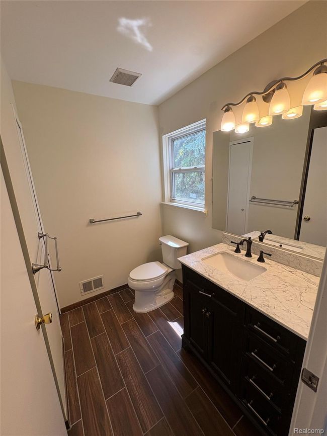Master Bathroom 2.jpg | Image 7