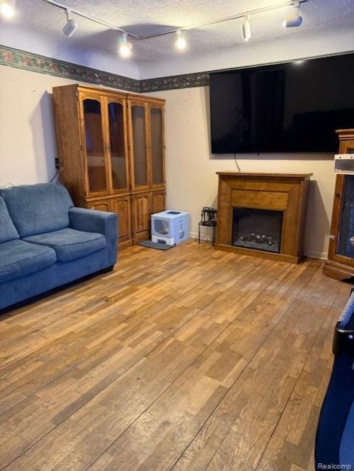 766 Louisa St, Mount Morris, MI, 48458-1735 | Card Image