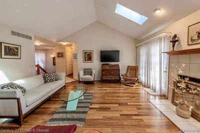 Vaulted ceiling, skylights! | Image 3