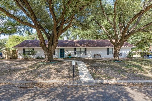 712 E 16th St, Cameron, TX, 76520-1901 | Card Image