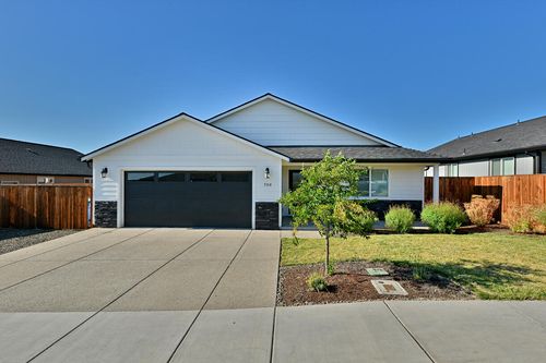 700 Nottingham Ter, Eagle Point, OR, 97524-4656 | Card Image