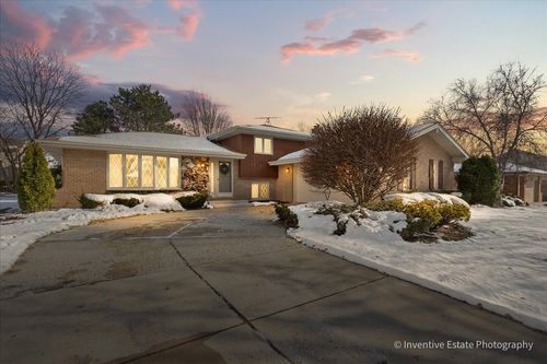 8209 Middlebury Ave, Woodridge, IL, 60517-7725 | Card Image