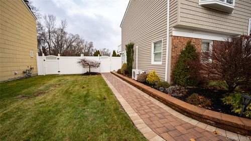 15 Westminster Ln, West Islip, NY, 11795-2619 | Card Image