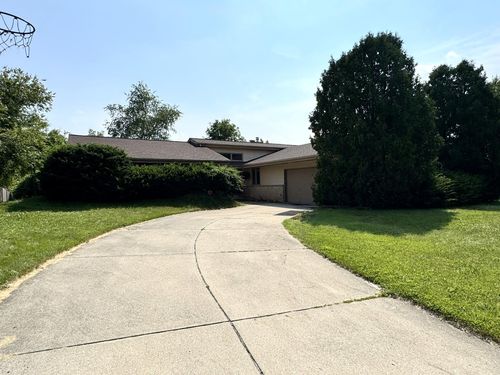 7823 W Coventry Dr, Franklin, WI, 53132-8952 | Card Image