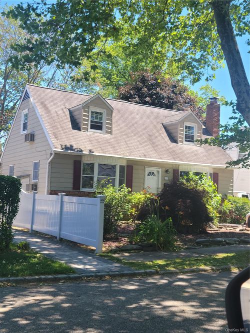 424 6th Street, Huntington, NY, 11731 | Card Image