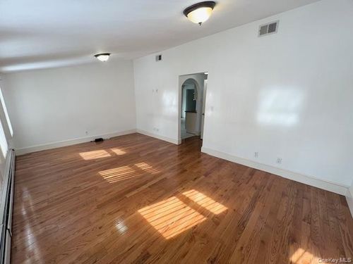 11 Walnut Ave, Pelham, NY, 10803-1018 | Card Image