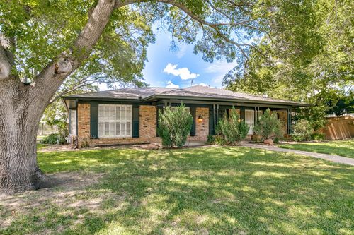 200 Shady Lake Drive, Hurst, TX, 76054 | Card Image