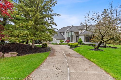 5215 Deer Run Cir, Orchard Lake, MI, 48323-1511 | Card Image