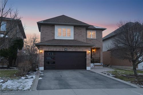 142 Hawkswood Trail, Hamilton, ON, L9B2R5 | Card Image