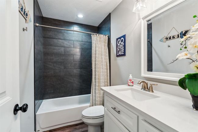 Guest bathroom with tub/shower combo | Image 20
