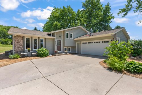 352 Stone Ct, Pewaukee, WI, 53072-3980 | Card Image