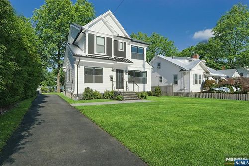 676 Ridgewood Rd, Oradell, NJ, 07649-2013 | Card Image