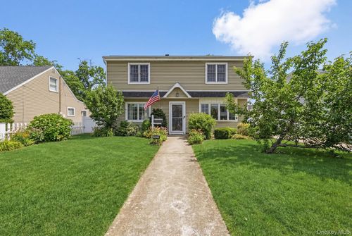 1423 Harding St, North Bellmore, NY, 11710-2713 | Card Image