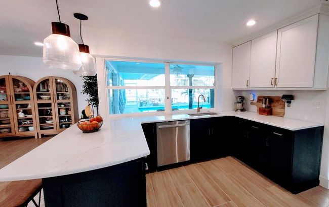 6337 Cocoa Ln, House other with 4 bedrooms, 2 bathrooms and null parking in APOLLO BEACH FL | Image 5