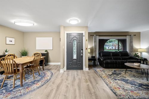 541 Lake Forest Rd, Rochester Hills, MI, 48309-2593 | Card Image