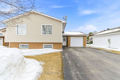 614 Weston St, Pembroke, ON, K8A3Y7 | Card Image