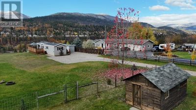 827 Columbia Rd, House other with 2 bedrooms, 2 bathrooms and null parking in Castlegar BC | Image 2