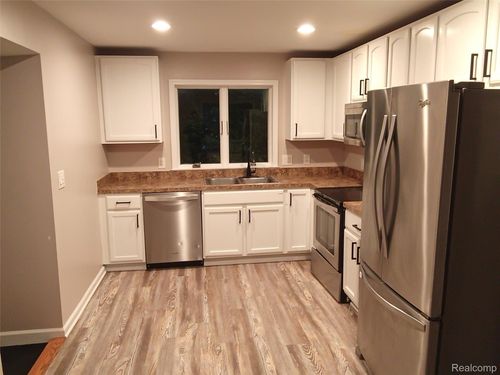 3365 Bathurst Ave, Rochester Hills, MI, 48309-4028 | Card Image